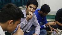Sejumlah pencari suaka asal Afghanistan nampak menikmati berbuka puasa bersama warga di Masjid Assuhaimiah, Kebon Sirih, Jakarta Pusat, Selasa (30/5/2017).