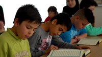 Sebagai kaum minoritas, Linda dan Adaleta mengajak kita melihat langsung potret keseharian mereka. Agenda rutin adalah pengajian remaja yang digelar tiap Jumat dan Minggu. Untuk anak-anak ada kelas untuk belajar Alquran. Pool/Hilman.