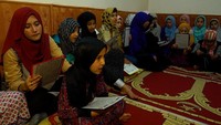 Mereka bukan sekadar belajar membaca, tapi juga merapal ingatan akan ayat-ayat suci Alquran. Nama Darul Fath, atau rumah kemenangan, begitu cocok disandingkan dengan anak-anak ini, yang berlomba paling kuat hafalannya. Pool/Jazirah Islam Trans7.
