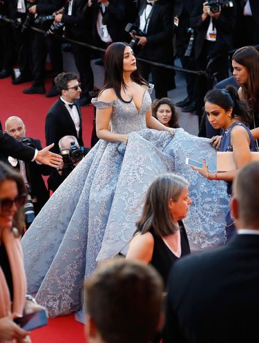 Foto: Momen Cantik Aishwarya Rai Bak Cinderella di Festival Film Cannes