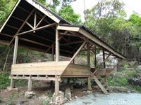 Bangunan dari kayu untuk sembahyang di Pulau Rubiah 