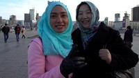 Di kota ini, Tim Jazirah Islam menjumpai muslimah keturunan Mongolia, Fatima atau Bariisa Bolortsetseg. Wanita 37 tahun ini berasal dari Suku Halh, suku asli Mongolia yang mayoritas beragama Budha. Namun, pengalaman jalan spiritual setiap orang berbeda. Seperti halnya Fatima, yang menemukan jalan spiritualnya dalam Islam. Yoga Endrayanto/TRANS7.