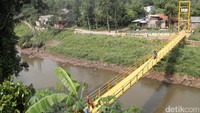 Jembatan ini menghubungkan Condet dengan Poltangan, Jakarta Selatan.