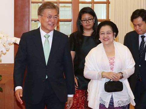Megawati bertemu dengan Presiden Korea Selatan Moon Jae In. 
