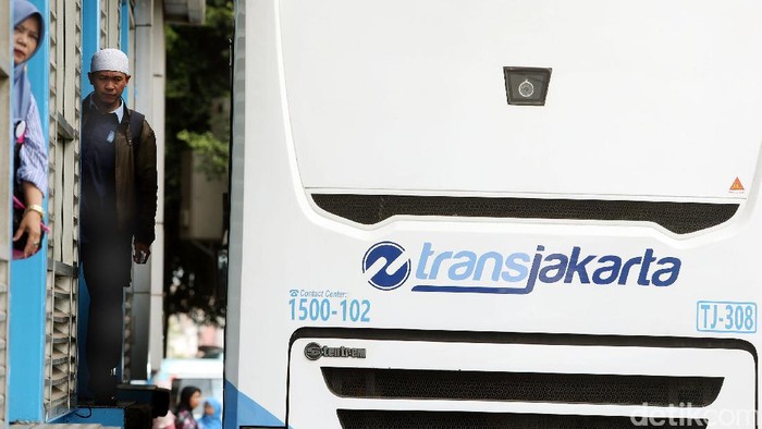 Setelah diperbaiki dan dibersihkan akibat ledakan bom, halte TransJakarta Kampung Melayu resmi beroperasi kembali.
