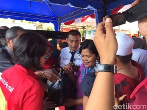 Rutin Gelar Pasar Murah, Risma Jamin Surabaya Tak Ada Kenaikan Harga