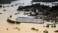 270.000 Kepala keluarga harus meninggalkan rumahnya akibat banjir ini. Sri Lanka Air Force/Handout via REUTERS.