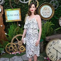 Berat badannya bertambah untuk syuting film Oceans 8, Anne Hathaway sempat jadi korban body shaming hingga dibilang hamil. Padahal nyatanya tidak demikian. Aku menaikkan berat badan untuk peran di film dan baik-baik saja. Untuk semua orang yang mau mengejekku karena gemuk di bulan-bulan mendatang, itu bukan aku, tapi kamu, kata Anne. Foto: Getty Images