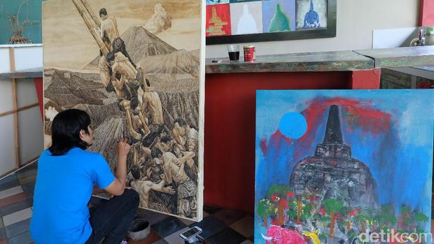 Wawan Geni sedang melukis di Limanjawi Art House Magelang