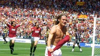 Legenda AS Roma Francesco Totti pun kerap pamer tubuh kekar dan perut roti sobek. Pasti bikin kaum hawa klepek-klepek deh. Foto: Getty Images