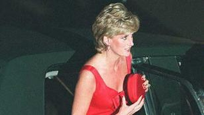 Britains Princess Diana steps out of her car 25 September as she arrived at the Petit-Palais in Paris for a dinner in her honor. Diana is on a two-day official visit to France.  AFP PHOTO / AFP PHOTO / ERIC FEFERBERG