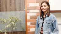 Firrina Sinatrya tampil cuek, meski tak mengurangi kecantikannya. Foto: Noel/detikHOT