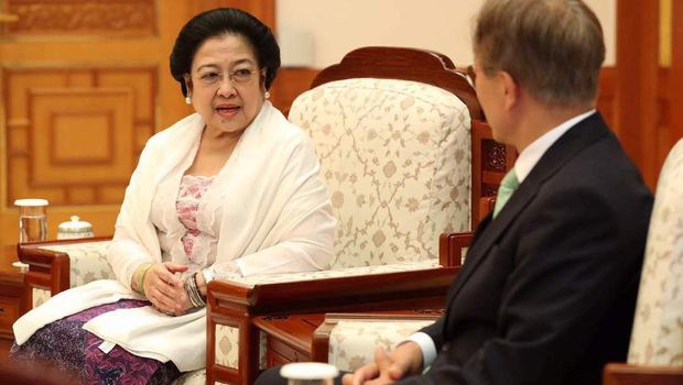 Pertemuan keduanya berlangsung di Istana Kepresidenan Korsel (Blue House). 