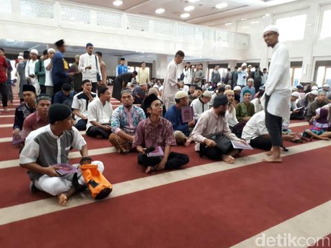Masjid Abu Darda Pekanbaru: Takjil, Makan Malam, dan 700 'Santri'