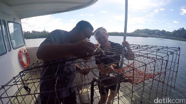 Memancing kepiting! (Fitraya/detikTravel)