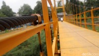 Adanya jembatan ini sangat membantu warga sehingga tidak perlu memutar saat akan ke Pasar Rebo atau sebaliknya.