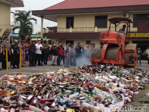11.426 Botol Miras Dimusnahkan di Medan, 76 Pelaku Prostitusi Dibekuk