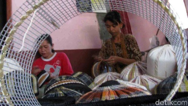 Perajin peci di Bantul sedang merajut peci,