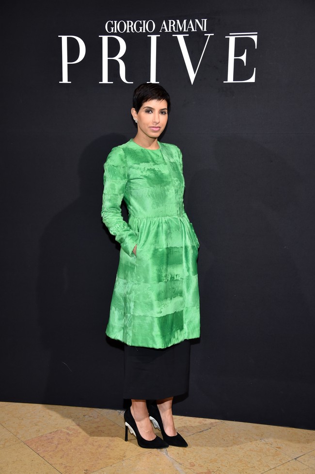 Meski bertitel sebagai fashionista, namun gaya Deena tetap tertutup dan sopan. Bisa menjadi referensi gaya untuk tampil stylish di Hari Raya. Foto: Getty Images