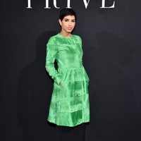 Meski bertitel sebagai fashionista, namun gaya Deena tetap tertutup dan sopan. Bisa menjadi referensi gaya untuk tampil stylish di Hari Raya. Foto: Getty Images