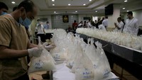 National Bureau of Investigation (NBI) menunjukan sabu yang berhasil disita dalam jumpa pers di Metro Manila, Filipina, Senin (29/5). REUTERS/Romeo Ranoco.