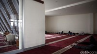 Warga tengah beristirahat di Masjid Darussalam.