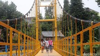 Jembatan yang melintang di atas Sungai Ciliwung tersebut diresmikan pada awal April lalu.
