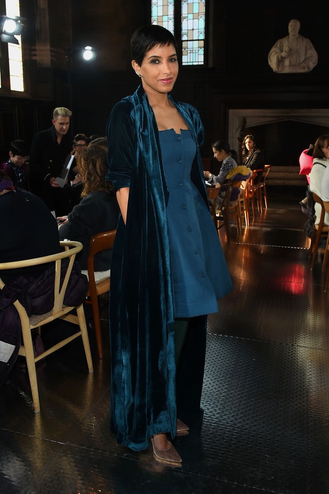 Sebelum dinobatkan menjadi editor Vogue Arabia, Deena sudah sangat terkenal di industri mode dunia sebagai fashionista. Christian Loboutin misalnya, memakai nama Deena untuk salah satu koleksi sepatunya. Foto: Getty Images