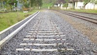 Seperti ketahui di Pulau Jawa diperkirakan 1.600 km jalur rel tidak aktif yang tersebar di Banten dan Jabar (410 km), Jateng (585 km) dan Jatim (615 km). Pool/Masyarakat Transportasi Indonesia (MTI).