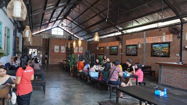 Suasana di dalam Warung Wardani