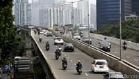 Jalan layang ini diresmikan Jokowi saat menjabat gubernur Jakarta pada 30 Desember 2013. Jalan tersebut memiliki tinggi hingga 18 meter sehingga tidak didesain untuk pengendara motor. 