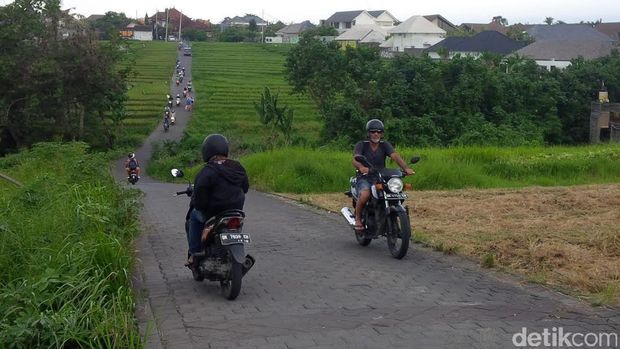 Jalan di Bali Ini Suka Bikin Mobil/Motor Terjungkal