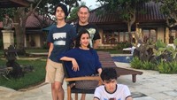 Belum lama ini Andi soraya dan kekasihnya pergi berlibur bersama Shawn dan Darren. Dok. Facebook/BlueSunset