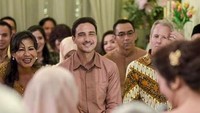 Saat melakukan prosesi lamaran, Hamish juga sudah melemparkan senyum ke hadapan Raisa dan calon mertuanya. Foto: Instagram @hamishdw