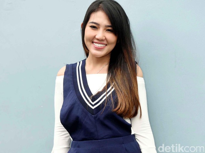 Via Vallen lapisi headphone dengan tisu karena dipakai banyak orang. Foto: Noel/detikHOT Via Vallen lapisi headphone dengan tisu karena dipakai banyak orang. Foto: Noel/detikHOT