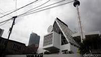 Dinding ruang utama masjid bertuliskan kaligrafi Lailaahaillallah.