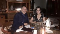 Di foto tersebut, Andi Soraya dan pria berambut cepak itu terlihat tengah makan malam bersama. Dok. Facebook/BlueSunset