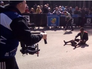 Cuma Pakai Kaos Kaki, Pria Ini Berhasil Menangkan Maraton 23 Km