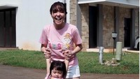 Gisel kecil ternyata juga mirip Gempita lho. Ketika menggunakan pakaian kembar gini jadi manis ya. Foto: Instagram @gisel_la