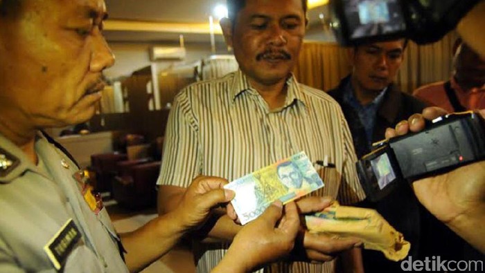 Razia, Polisi Dapati Pria Bawa Segepok Uang Brasil Diduga Palsu