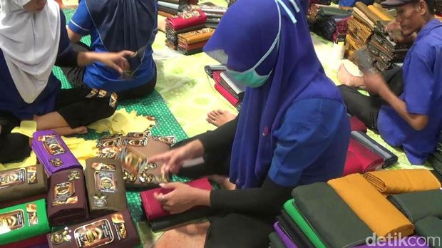 Pesanan Sarung Khas Tegalan Naik Dua Kali Lipat