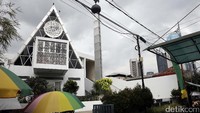 Berbeda dengan masjid yang biasanya identik dengan kubah, Masjid Jami Darussalam ini memiliki bangunan berbentuk segitiga.