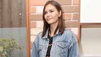Begini gaya Firrina Sinatrya saat menghadiri acara di Menteng, Jakarta Pusat, Selasa (30/5/2017). Foto: Noel/detikHOT