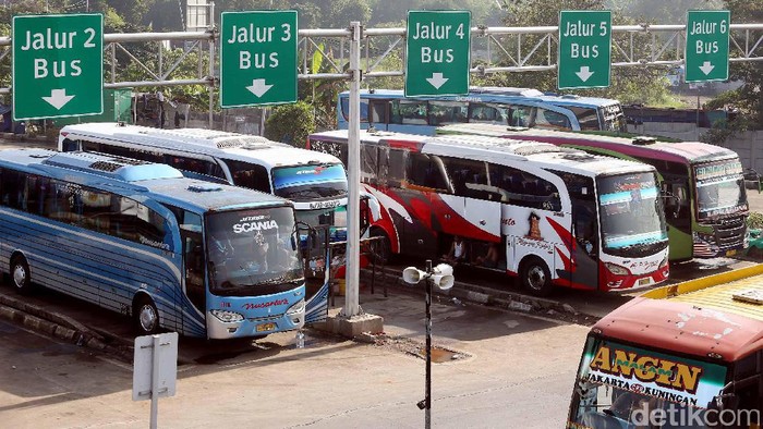Pemprov DKI Jakarta menyiapkan terminal Pulogebang sebagai pusat pemberangkatan pemudik. Begini suasana terminal jelang arus mudik.