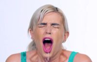 Wanita Coba Tiru Adegan Iklan Sabun, Hasilnya Malah Bikin Tertawa