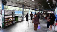 Kios-kios dibuka di halte yang dekat dengan permukiman warga.