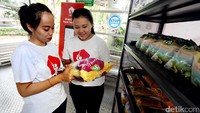 Sembako murah dijual di 50 halte TransJakarta, salah satunya di Halte TransJakarta Dukuh Atas, Jakarta, Selasa (30/05/2017).