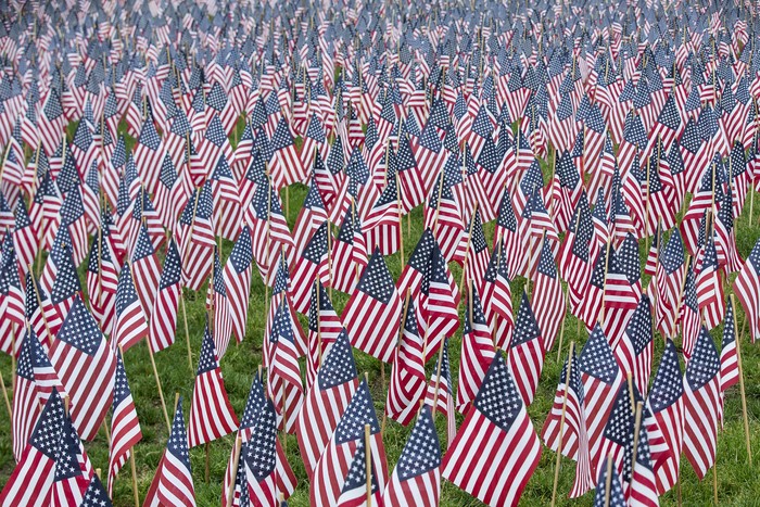 Sebuah taman di Boston, Amerika Serikat, dihiasi lebih dari 37.000 bendera oleh Military Fund. Hal itu untuk mengenang para korban perang revolusi yang jatuh pada 30 Mei.