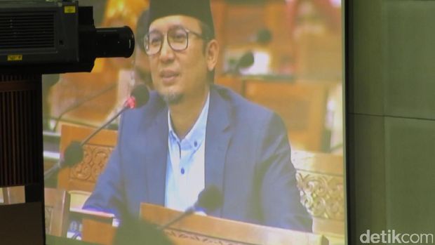 Ecky Awal Mucharam di paripurna DPR / 