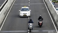 Para pengendara sepeda motor nekat melintas di JLNT untuk menghindari macet di kawasan tersebut.